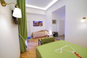 Zimmer mit einem Bett und einem Wohnzimmer in der Unterkunft Di Palma Suite in Neapel
