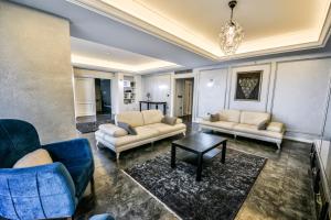 un soggiorno con 2 divani e un tavolo di Heybeli Hotel a Mudanya