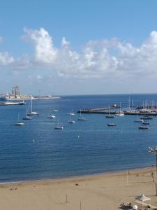 un grupo de barcos en el agua en una playa en calandria las palmas, en Las Palmas de Gran Canaria 6 fotos más