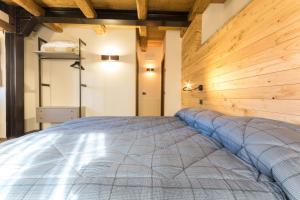 Uma cama ou camas num quarto em Borgotufi Albergo Diffuso