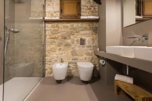 Uma casa de banho em Borgotufi Albergo Diffuso