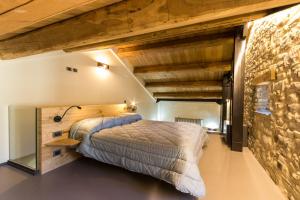 Uma cama ou camas num quarto em Borgotufi Albergo Diffuso
