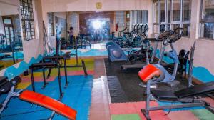 Kivu Resort في ناكورو: صالة ألعاب رياضية مع مجموعة من دراجات ممارسة الرياضة فيها