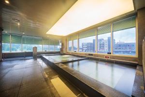 een lege bowlingbaan in een gebouw met ramen bij Benikea Hotel Bizinn in Wonju