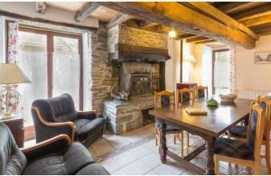 sala de estar con mesa y chimenea en Gîte Blé Noir Le Clos du Tay, en La Gacilly