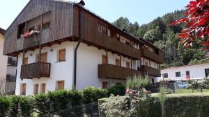 un edificio con techo de madera y balcón en Breakfast in garden mountain view, en Calalzo