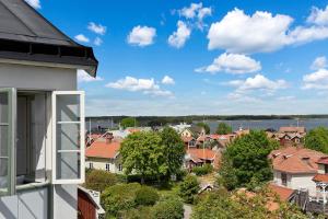 uma vista de um bairro residencial de uma casa em Sands Hotell em Sandhamn