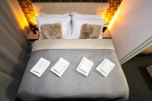 ein Bett mit vier Kissen darüber in der Unterkunft Apartment Marco Hrebienok in Starý Smokovec