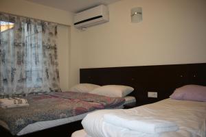เตียงในห้องที่ guest house sultanahmet
