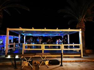 eine Gruppe von Menschen auf einem Boot in der Nacht in der Unterkunft Résidence San Pellegrino in Folelli