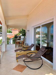 Un lugar para sentarse en Villa Isabela - Car Rental for Free