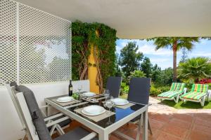 Vonkajšia záhrada v ubytovaní Stunning golf and garden flat in La Siesta Golf Calahonda by Costarentals - Ref 137