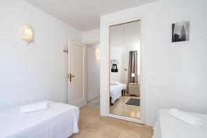 Posteľ alebo postele v izbe v ubytovaní Stunning golf and garden flat in La Siesta Golf Calahonda by Costarentals - Ref 137