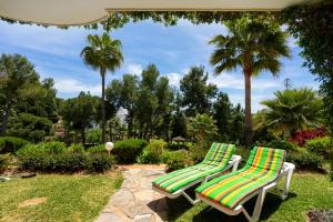 Vonkajšia záhrada v ubytovaní Stunning golf and garden flat in La Siesta Golf Calahonda by Costarentals - Ref 137