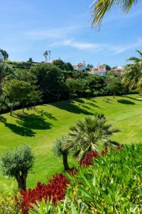 Vonkajšia záhrada v ubytovaní Stunning golf and garden flat in La Siesta Golf Calahonda by Costarentals - Ref 137