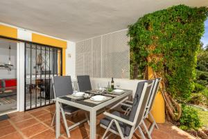 Vonkajšia záhrada v ubytovaní Stunning golf and garden flat in La Siesta Golf Calahonda by Costarentals - Ref 137