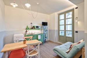 kuchnia i salon ze stołem i kanapą w obiekcie La casa del Mercato - Design Apartment w Turynie