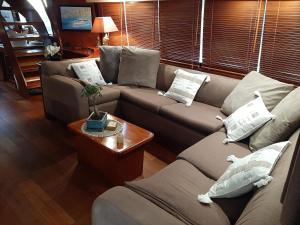 Sala de estar con 2 sofás y mesa en Ocean Yacht Trawler - Le Caloa, en Porto Vecchio