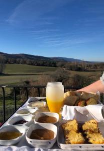 Una mesa con un plato de comida y un vaso de cerveza. en Paradise Love In Provence - loft en pierres - spa privatif, en Reillanne
