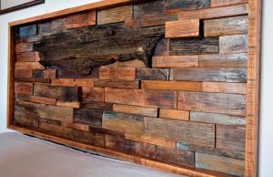 a wall made out of reclaimed wood at Caldeira Guesthouse in Fajã da Caldeira de Santo Cristo