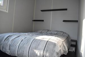 une chambre avec un lit avec une couverture dessus dans l'établissement Den Laage hof, à Heusden
