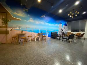 Xinshe Hotel - Hsinchu في مدينة هسينشو: غرفة بها طاولات وكراسي على سفينة سياحية