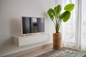 TV a/nebo společenská místnost v ubytování Javea luxury apartment 50m from Arenal sandy beach