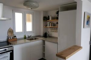 Kuchyň nebo kuchyňský kout v ubytování Javea luxury apartment 50m from Arenal sandy beach