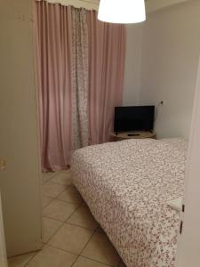 A bed or beds in a room at Nice Apartment 1 - City Center
