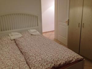 A bed or beds in a room at Nice Apartment 1 - City Center