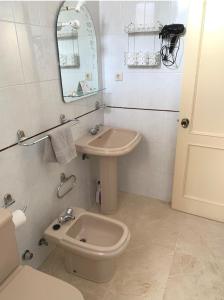 uma casa de banho com um lavatório, um WC e um espelho. em Vivienda Agaete Paradise em Puerto de las Nieves