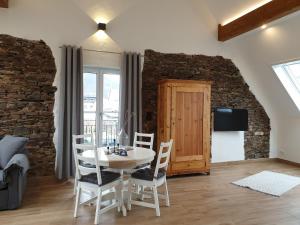 a dining room with a table and chairs at Zur Fausenburg in Bruttig-Fankel