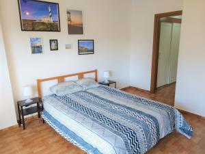 1 dormitorio con 1 cama con edredón azul en Apartamento Sol & Mar, en Torremolinos