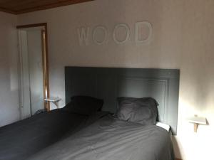 ein Schlafzimmer mit einem Bett mit dem Wort an der Wand in der Unterkunft Backnäsgården in Sandöverken