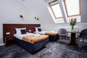 מיטה או מיטות בחדר ב-Hotel Trzy Róże