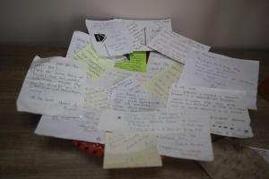 stos lepkich notatek siedzących na stole w obiekcie Le Cupole Design w mieście Palermo