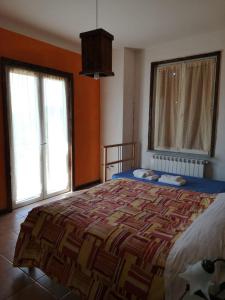 1 dormitorio con 1 cama grande y 2 ventanas en Relax en Sesta Godano