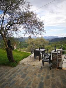 una mesa y sillas en un patio con vistas en Relax en Sesta Godano