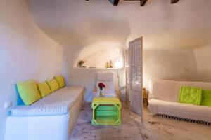 Gallery image of Aloni Cave House in Pachaina