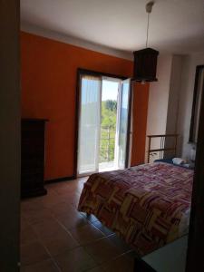 1 dormitorio con cama y ventana grande en Relax en Sesta Godano