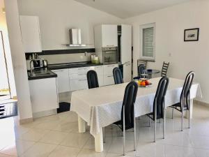 Kuchyň nebo kuchyňský kout v ubytování Apartman Gaga