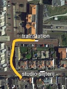 een kaart van een stad met een gele pijl bij Studio Slijterij Zandvoort in Zandvoort