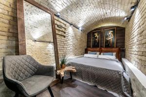 Lova arba lovos apgyvendinimo įstaigoje UNESCO Hidden Arches – Restored 3 Bedroom Apartment in the Historic Pilies St.
