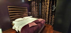 1 dormitorio con 1 cama grande con sábanas y almohadas blancas en Fontaine, en Ginebra