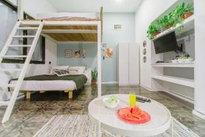 Zimmer mit einem Etagenbett und einem Tisch in der Unterkunft Studios by the beach in Tel Aviv