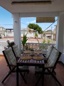 甘迪亚Exclusive Apartment - Playa de Marenys de Rafalcaid的美景庭院内的桌椅