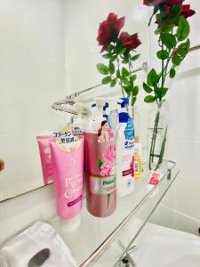 encimera con cepillos de dientes y otros artículos de aseo en The Oxygenhomestay @hatyai, en Songkhla