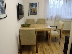 einen Esstisch mit Stühlen und eine Schüssel darauf in der Unterkunft Ferienwohnung Nimritz in Oppurg