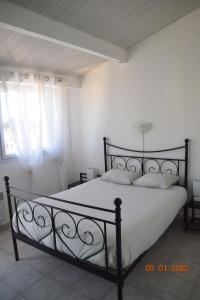 フレジュスにあるle lagon bleu - Fréjusのベッドルーム1室(黒いベッド1台、白いシーツ、枕付)