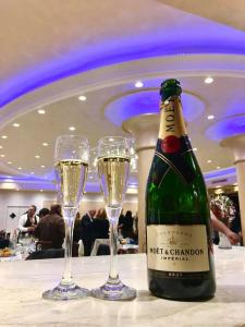 - une bouteille de champagne et deux verres sur une table dans l'établissement Agriturismo Biologico Corte Aragonese, à Santa Maria di Licodia